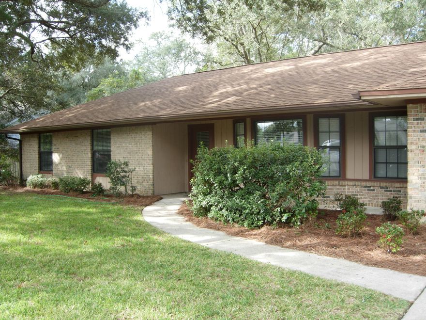 Secluded Blue Water Bay single family home. All brick, with sprinklers and lawn pump (back yard is not fenced). Newer flooring, newer light fixtures, newer 6-panel doors, tile at entry, bath, kitchen and inside laundry. Formal living and den have new laminate wood floors. Kitchen has granite counter tops and tile back splash. 2'' faux white blinds throughout. Sorry, no pets allowed.Available 7-19-16, all adults must fill out an application and be on lease.
Agent to Agent Rmrks: