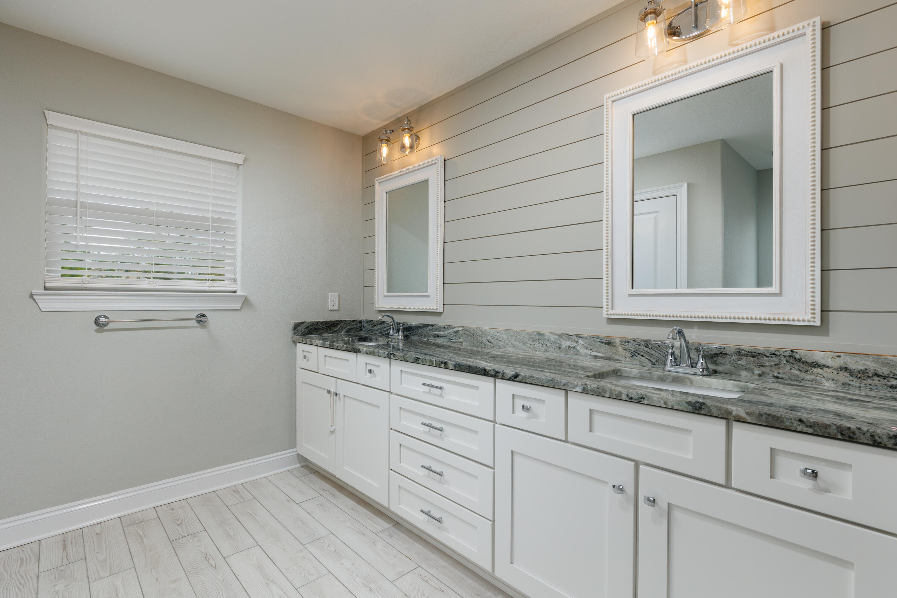 HOLLEY BY THE SEA - Residential