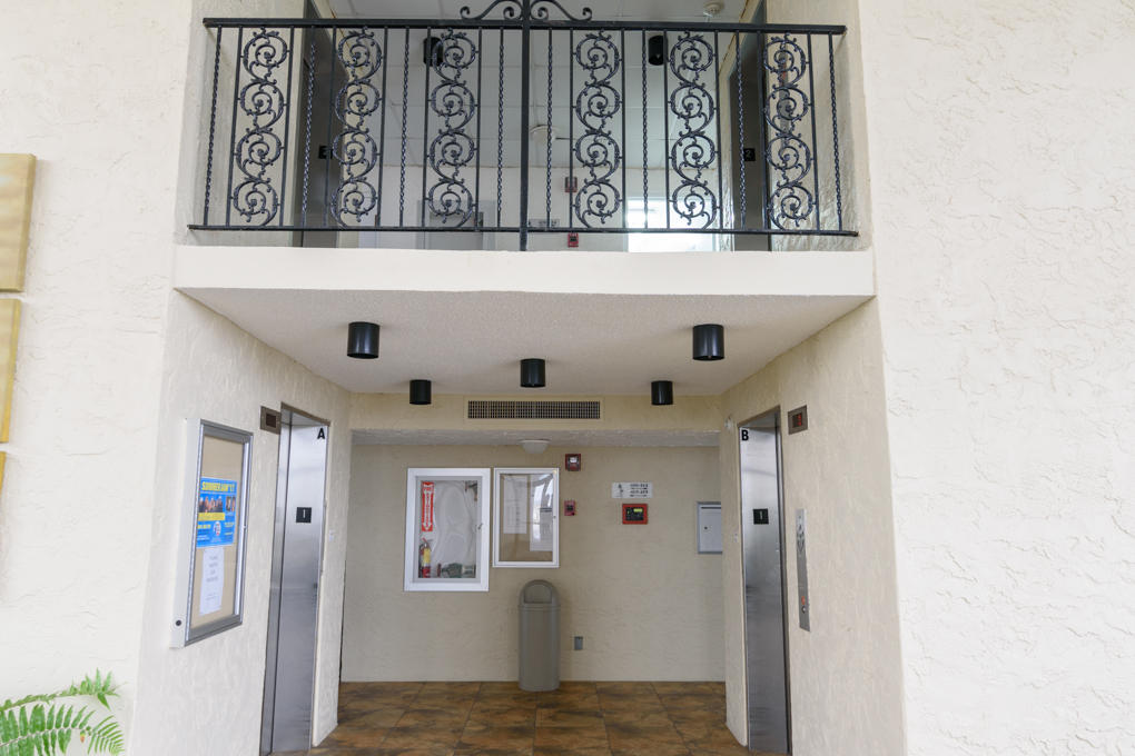 EL MATADOR CONDO - Residential