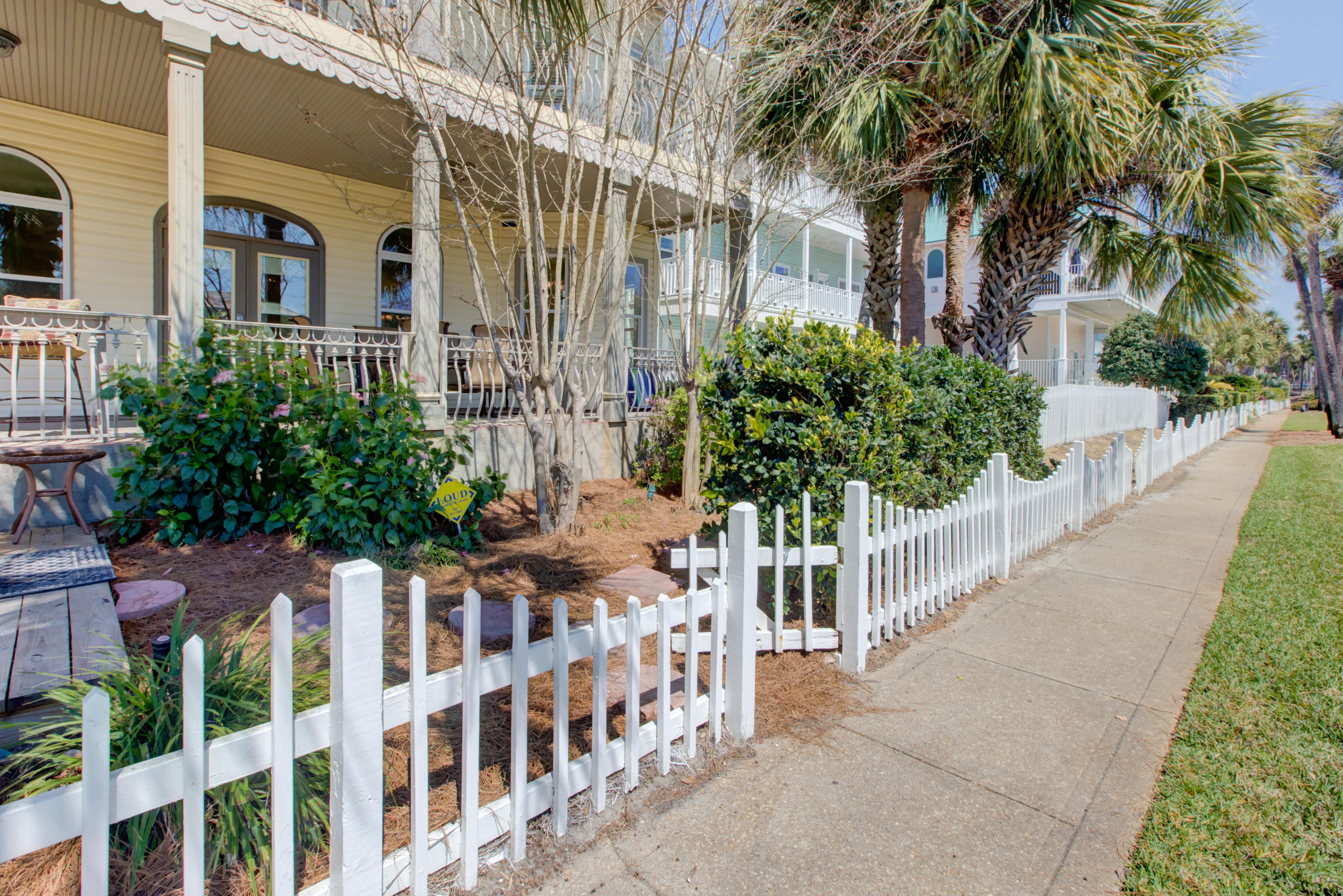 CRYSTAL SHORES - Residential