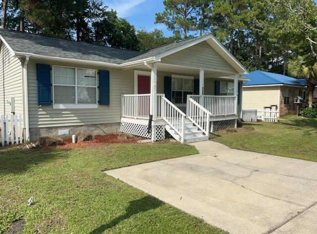 Florida cottage with a location that is easily accessible to beaches and shopping. This property is eligible under the Freddie Mac First Look Initiative through 9/28/2025 . Homegenius Real Estate is Co-Broker