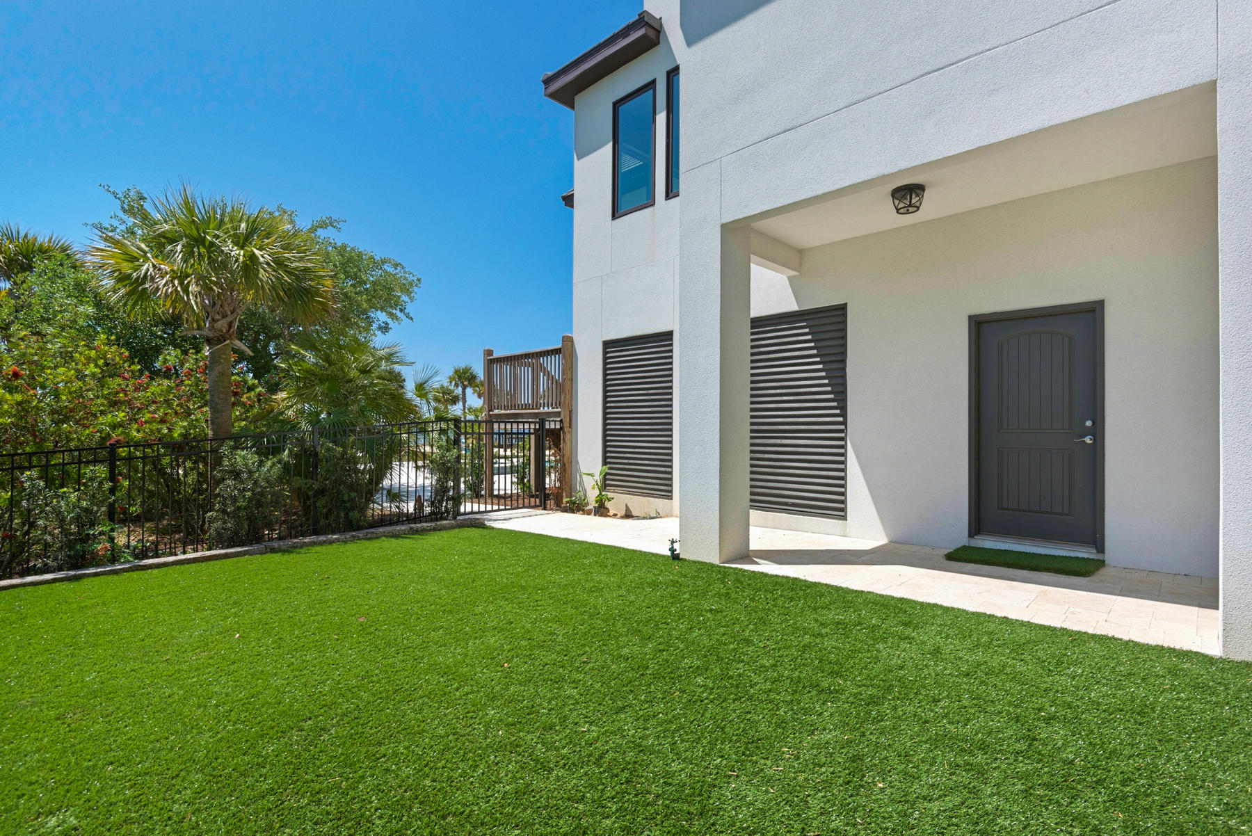 BLACK POINTE - Residential