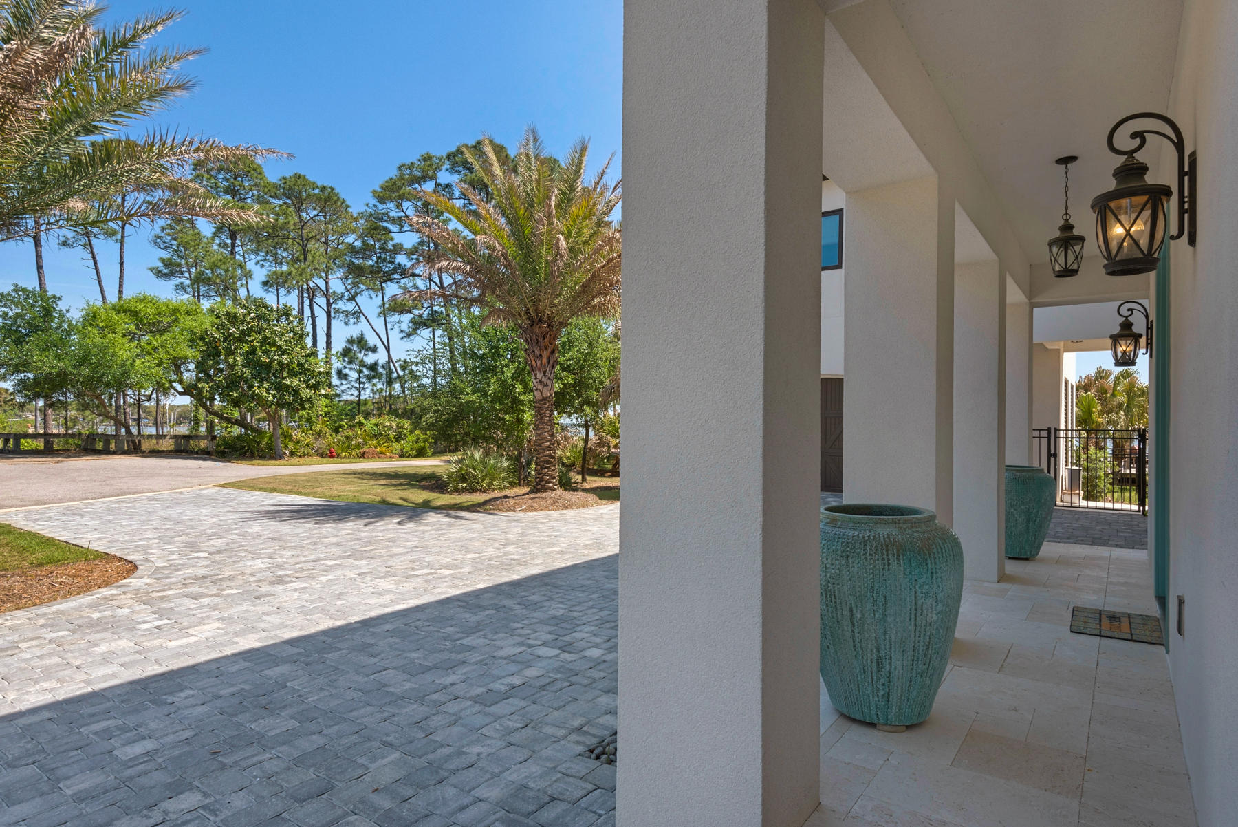 BLACK POINTE - Residential