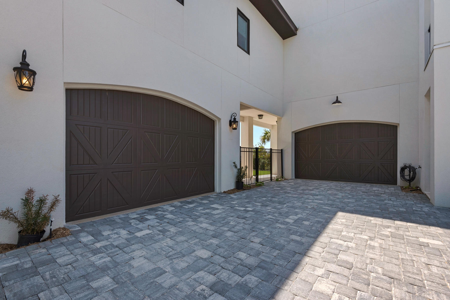 BLACK POINTE - Residential