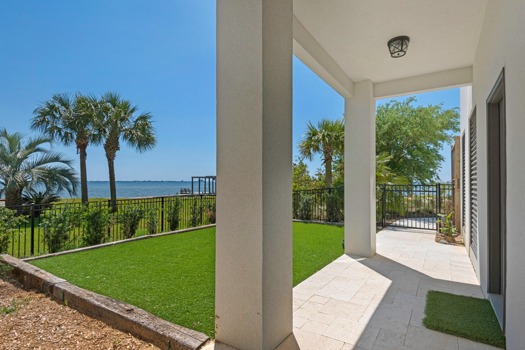 BLACK POINTE - Residential