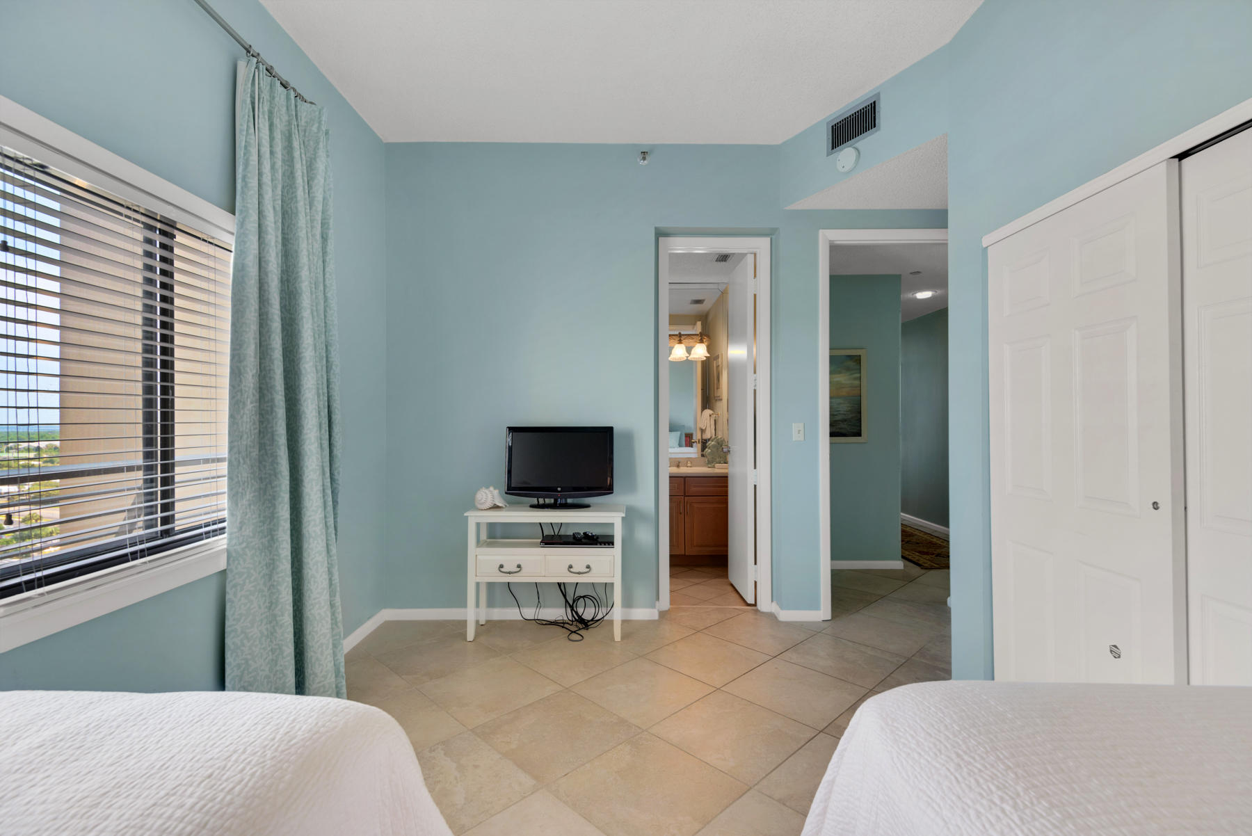 EMERALD TOWERS CONDO - Residential