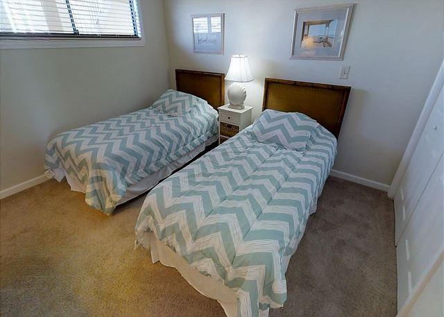 ISLANDER CONDO - Residential