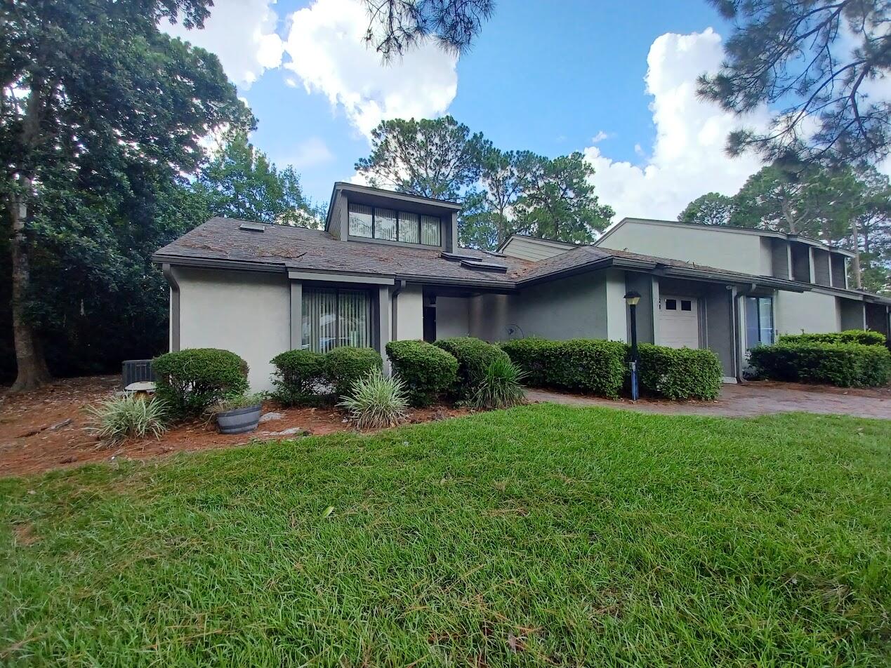 GOLF COURSE VIEW END UNIT IN GLENEAGLES GREEN. SPACIOUS THROUGHOUT WITH VAULTED CEILING IN LIVING ROOM, WET BAR IN FOYER, TILED THROUGHOUT. ENCLOSED FLORIDA ROOM HEATED AND COOLED WITH ACCESS FROM MASTER BEDROOM AND BREAKFAST KNOOK. ALTHOUGH IT NEEDS UPDATING, THIS HOME OFFERS AMAZING POTENTIAL FOR MODERNIZATION AND PERSONALIZATION TO SUIT YOUR UNIQUE STYLE AND PREFERENCES.
