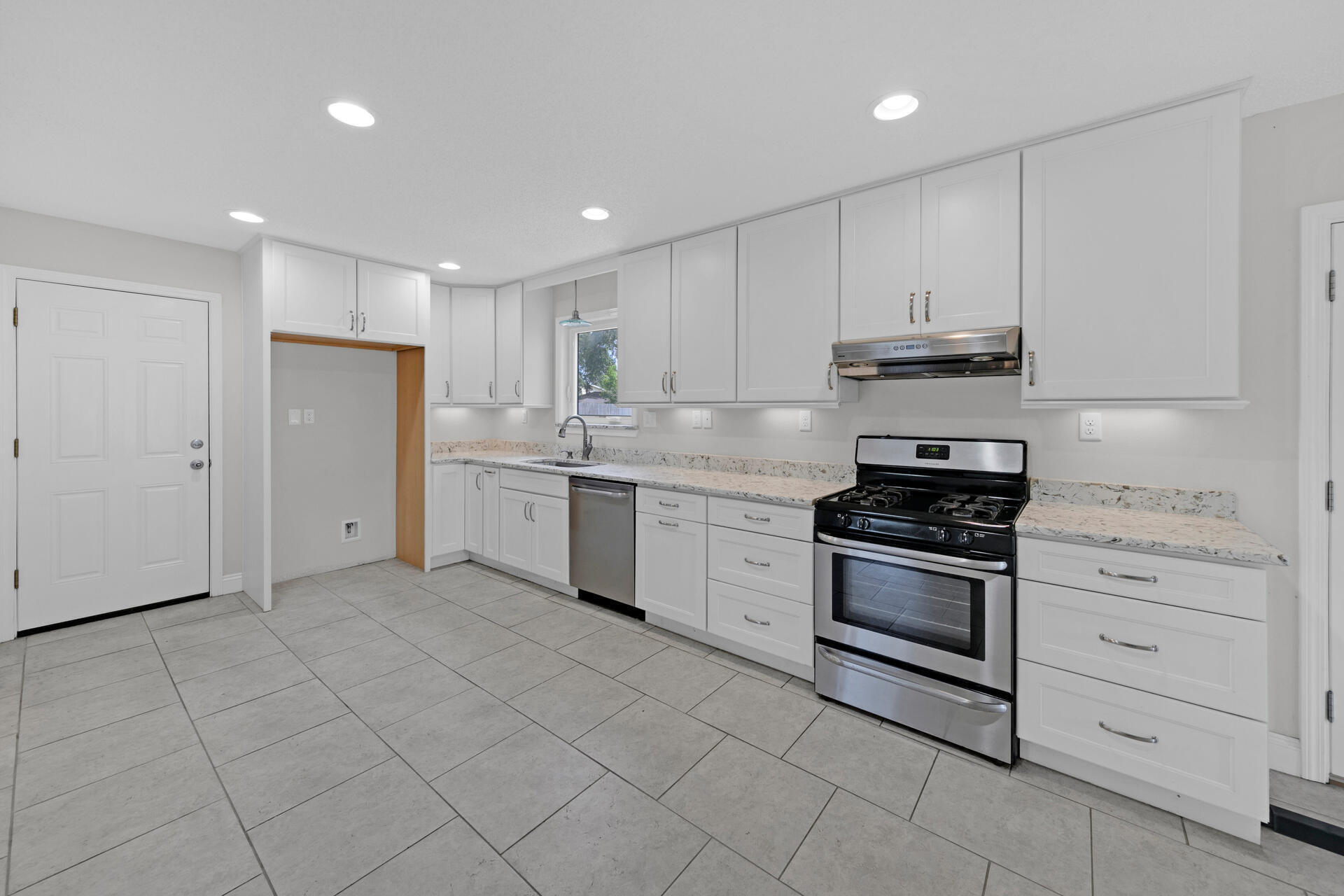 LAKE LORRAINE ESTATES - Residential