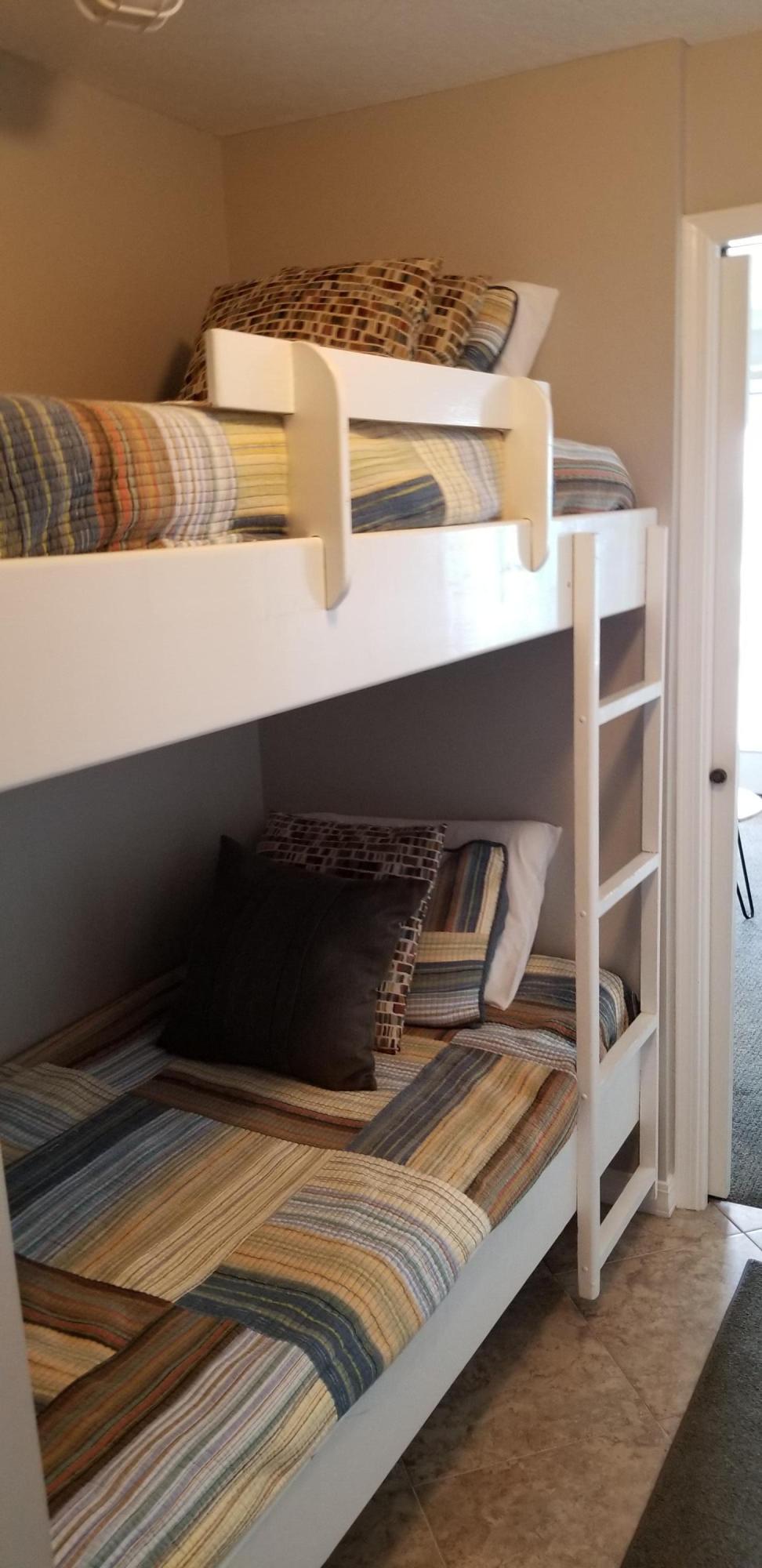 SUMMER BREEZE CONDO - Residential