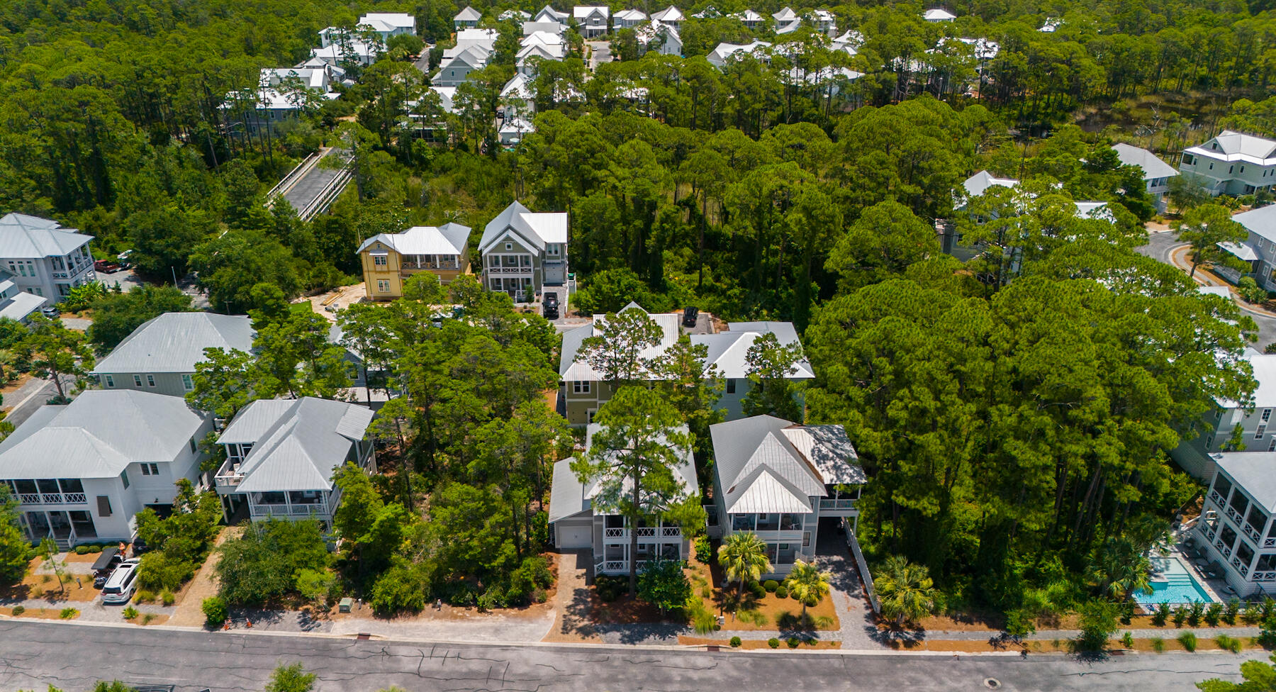 LAKESIDE AT BLUE MOUNTAIN BEACH. - Residential