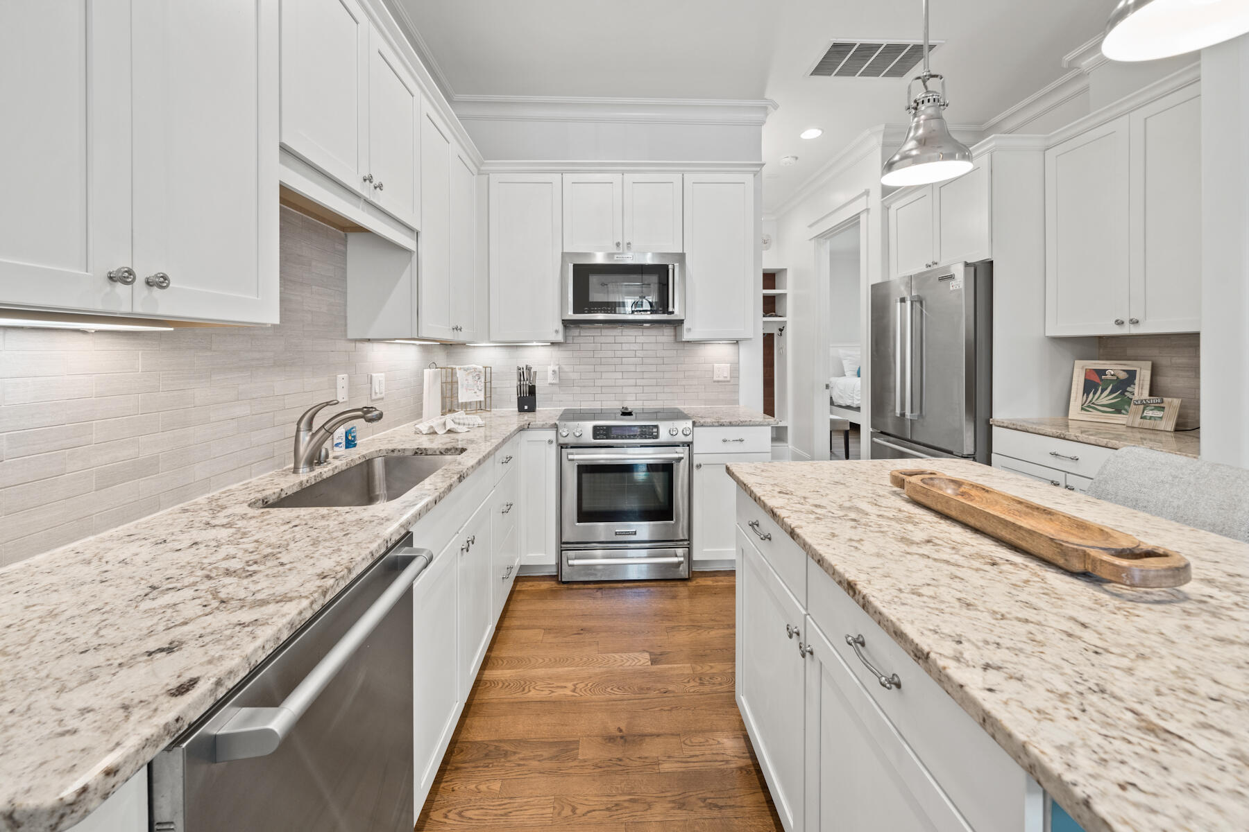 LAKESIDE AT BLUE MOUNTAIN BEACH. - Residential