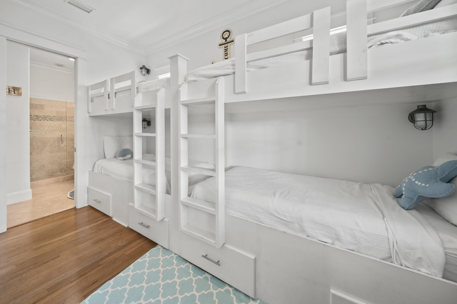 LAKESIDE AT BLUE MOUNTAIN BEACH. - Residential