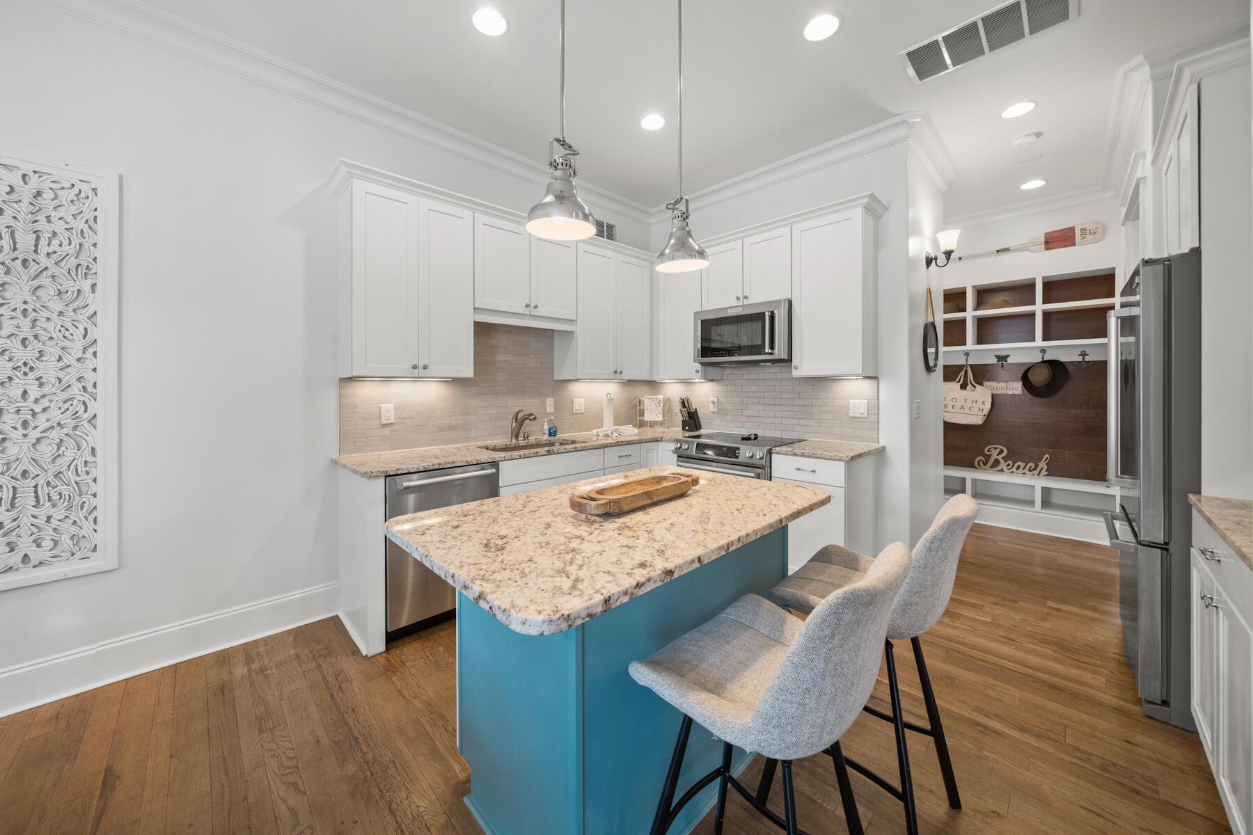 LAKESIDE AT BLUE MOUNTAIN BEACH. - Residential