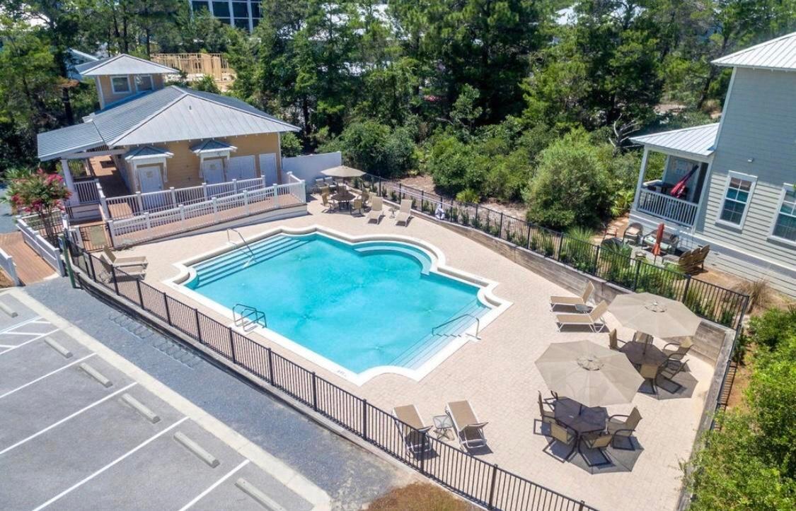 LAKESIDE AT BLUE MOUNTAIN BEACH. - Residential