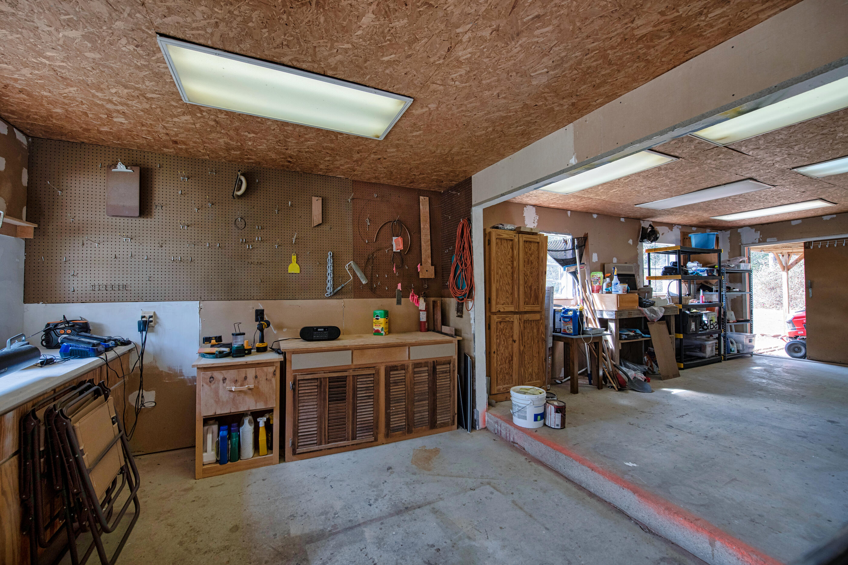 BEG 325.57 FT E & 238.5 FT S NW COR OF NE1/4 OF SW1/4 - Residential