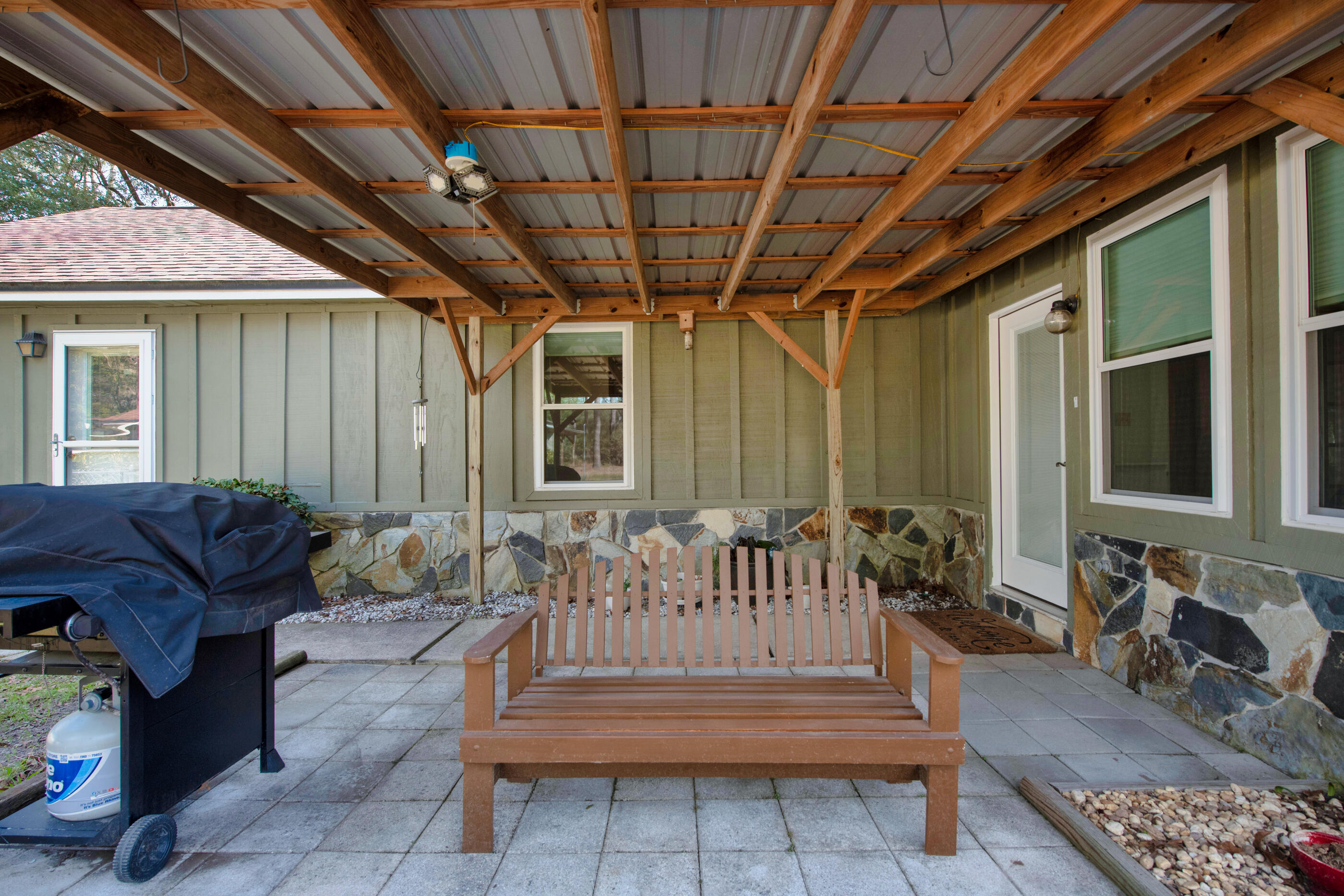 BEG 325.57 FT E & 238.5 FT S NW COR OF NE1/4 OF SW1/4 - Residential