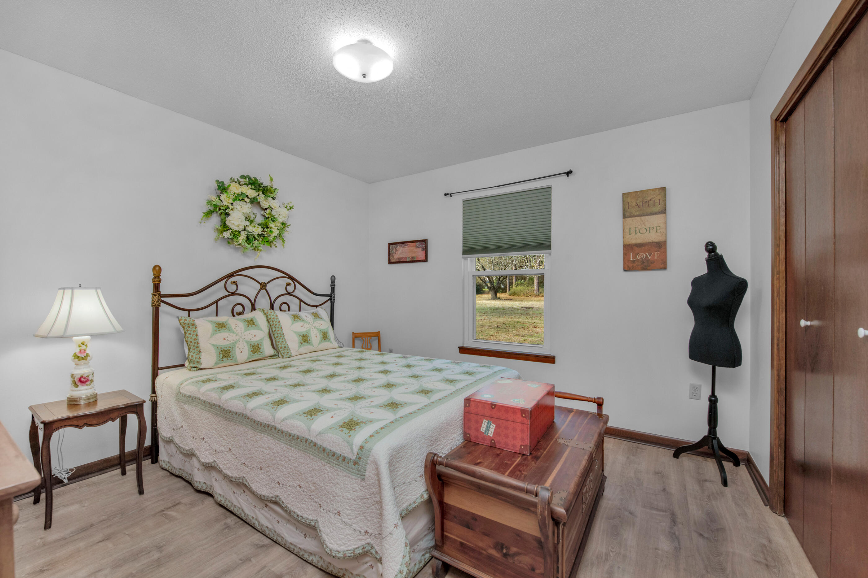 BEG 325.57 FT E & 238.5 FT S NW COR OF NE1/4 OF SW1/4 - Residential