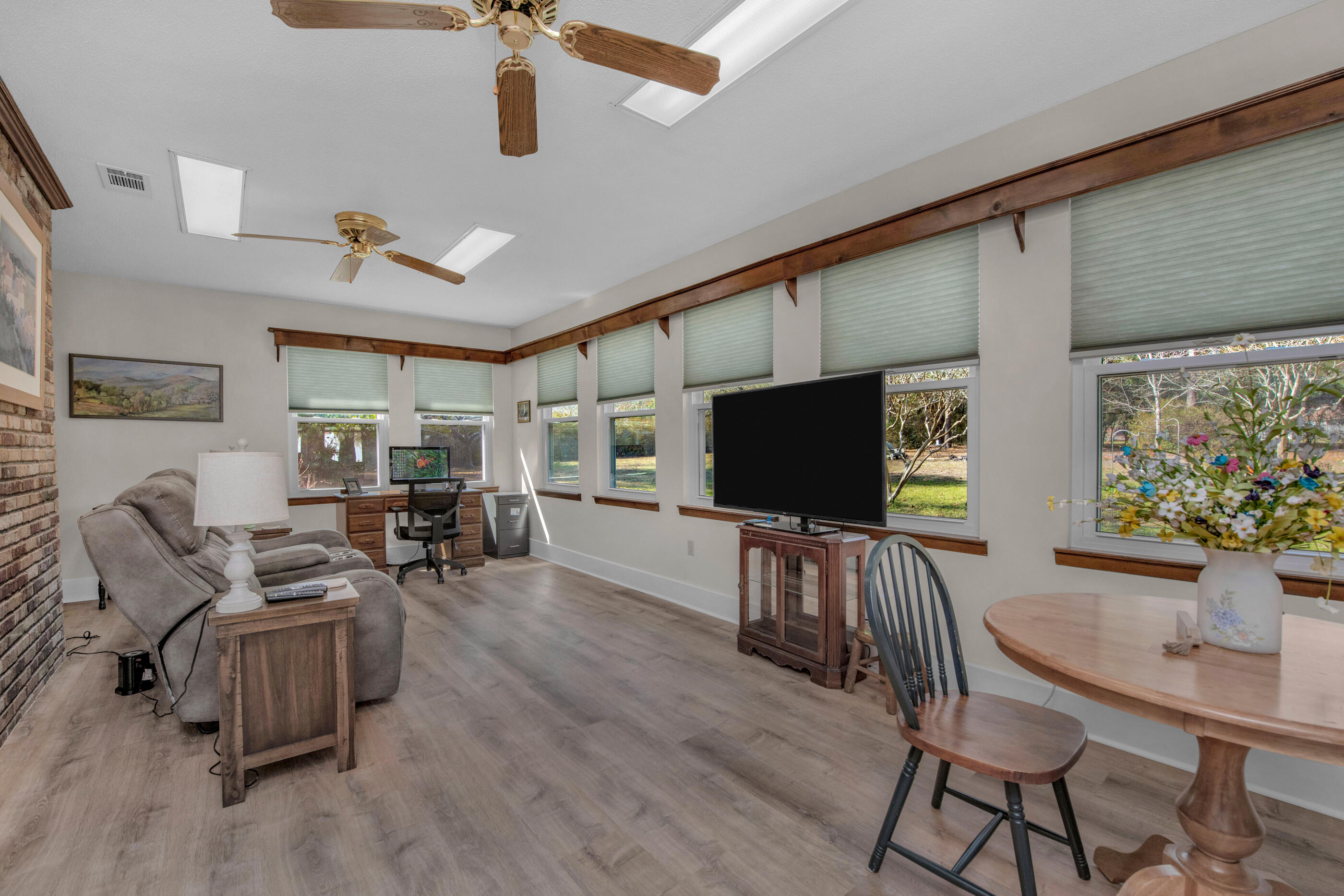 BEG 325.57 FT E & 238.5 FT S NW COR OF NE1/4 OF SW1/4 - Residential