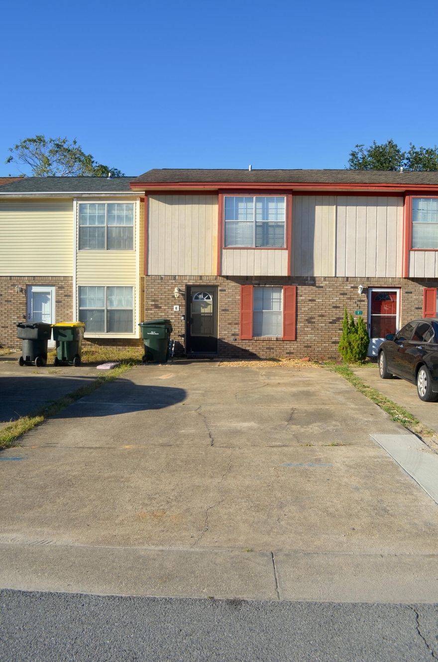 More pictures coming soon! Very well kept townhome  centrally located in Fort Walton Beach just minutes from everything!