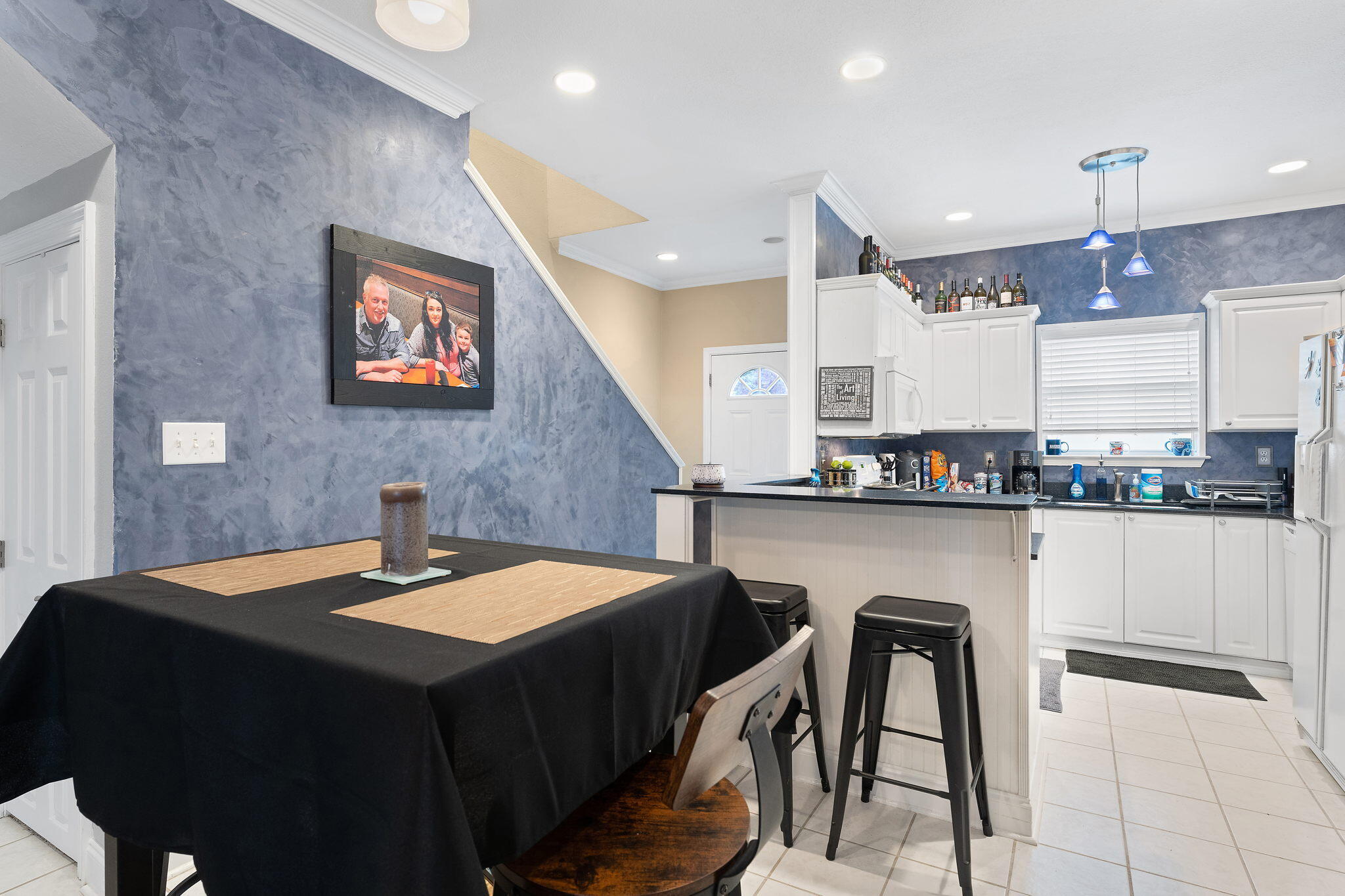 HIDDEN BAY VILLAGE - Residential