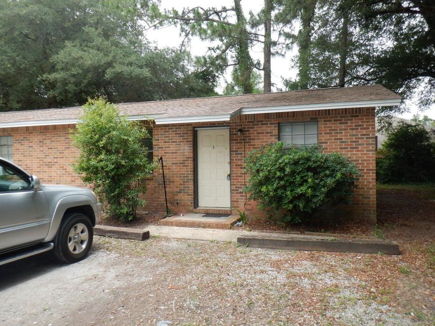 This end unit 2-bedroom, 1 bathroom apartment includes vinyl plank flooring, ceiling fans and utility room with washer dryer connections. The unit is not far from both Hurlburt and Eglin AFB.