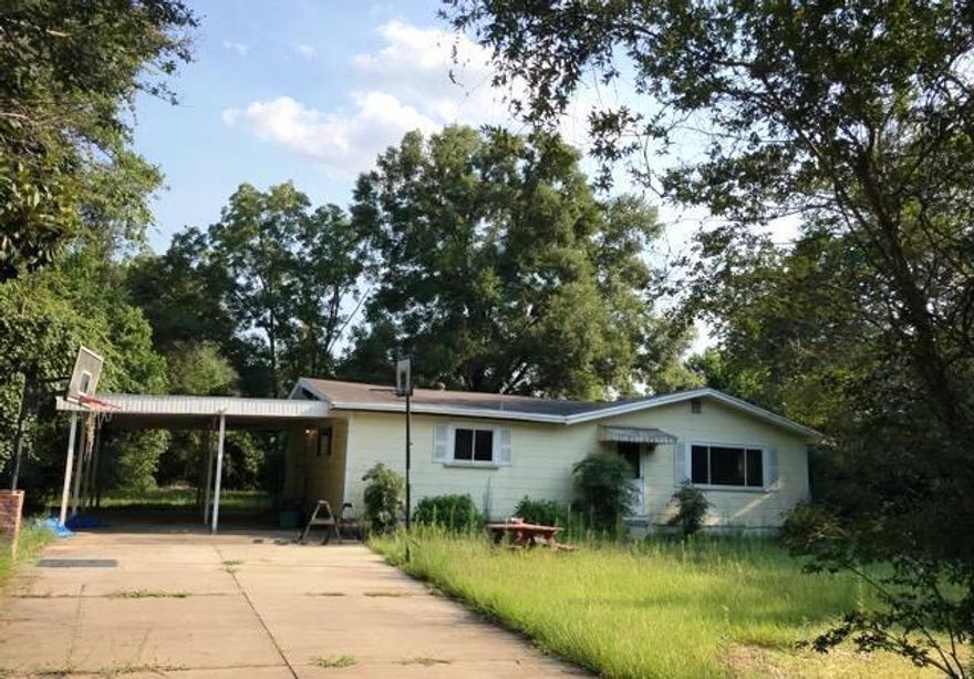 Great option with this Niceville home. 3 bedrooms 2 bathrooms and an attachedcarport. Other features include large eat-in kitchen, hardwood and laminate flooring throughout, nice sized lot approximately 20,591 square feet. come take a look today.