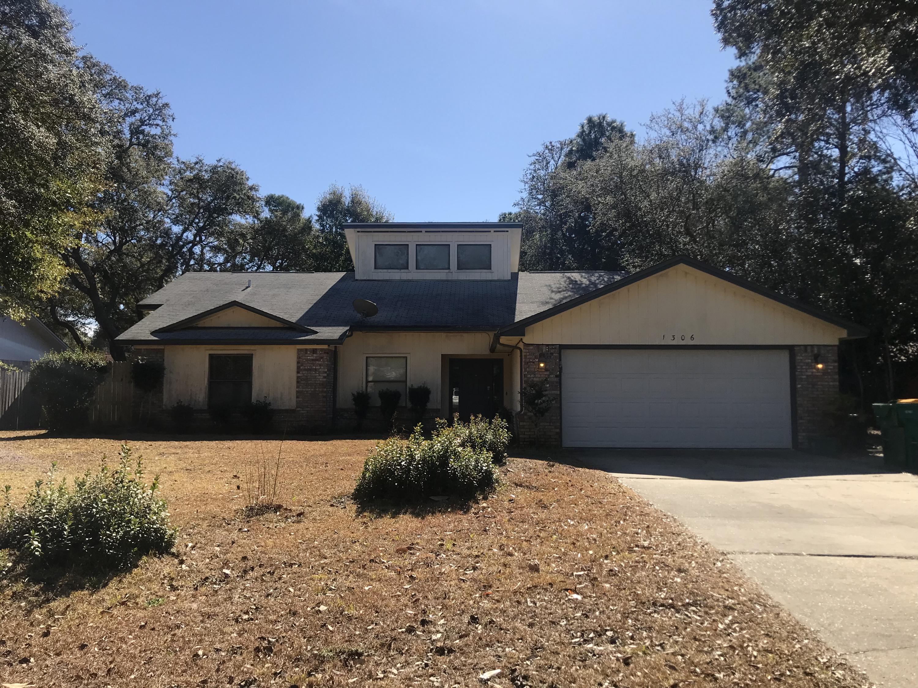 Great location on a large lot in Bluewater Bay with good bones and a flowing floor plan in the Woodlands! This home features a formal dining room, and the kitchen has granite counter tops with plenty of cabinet space. Your master bedroom has vaulted ceilings along with double vanity sinks in the master bathroom and a garden tub with separate shower. The two additional bedrooms share a full, hall bathroom. The great room is expansive with a floor-to-ceiling brick fireplace as the focal point in the room. Just around the fireplace is a enclosed Florida room overlooking the large, fenced-in backyard. New sprinkler pump installed in 2017 and new water heater installed in 2017. Termite Bond is transferable.