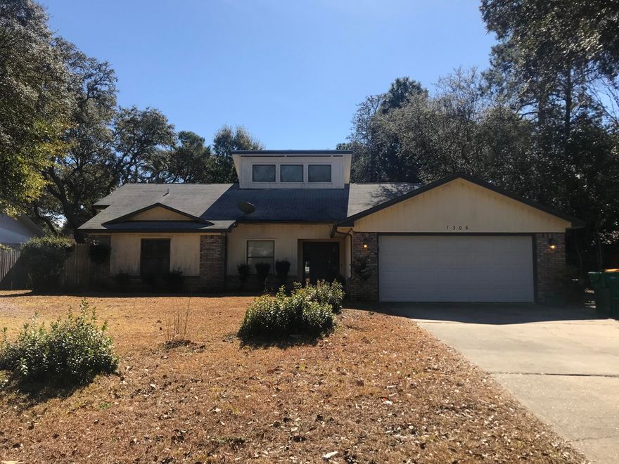 Great location on a large lot in Bluewater Bay with good bones and a flowing floor plan in the Woodlands! This home features a formal dining room, and the kitchen has granite counter tops with plenty of cabinet space. Your master bedroom has vaulted ceilings along with double vanity sinks in the master bathroom and a garden tub with separate shower. The two additional bedrooms share a full, hall bathroom. The great room is expansive with a floor-to-ceiling brick fireplace as the focal point in the room. Just around the fireplace is a enclosed Florida room overlooking the large, fenced-in backyard. New sprinkler pump installed in 2017 and new water heater installed in 2017. Termite Bond is transferable.