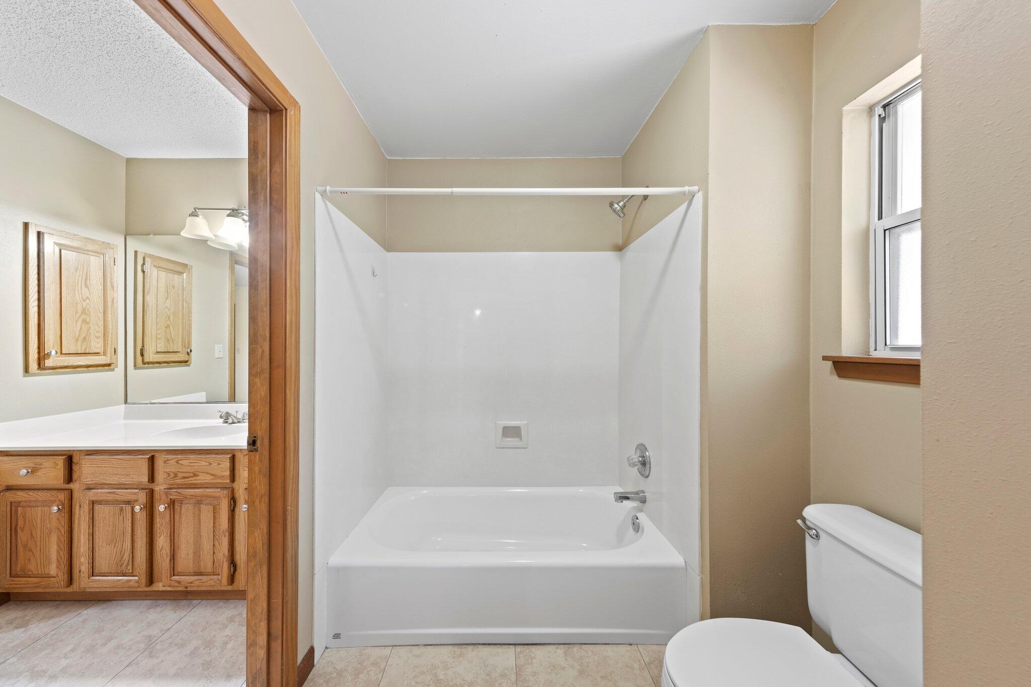 ROCKY BAYOU COUNTRY CLUB ESTATES 8 - Residential Lease