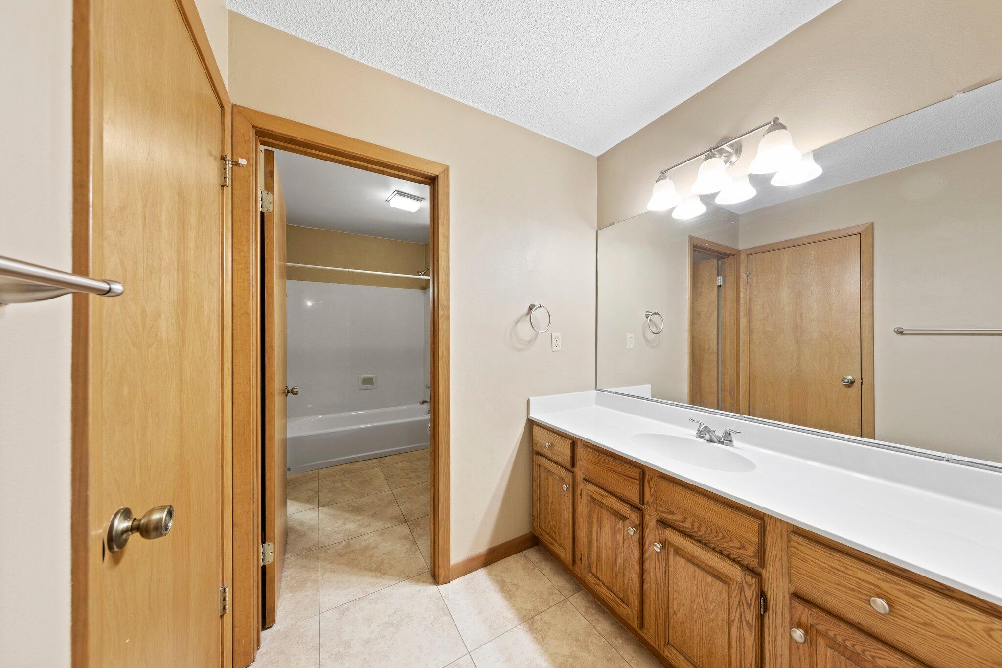 ROCKY BAYOU COUNTRY CLUB ESTATES 8 - Residential Lease