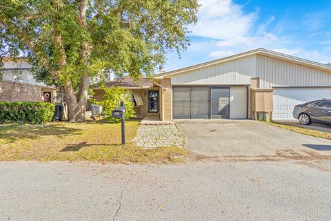 Photo of 807 Holbrook Circle, Fort Walton Beach, FL 32547 (MLS # 984815)