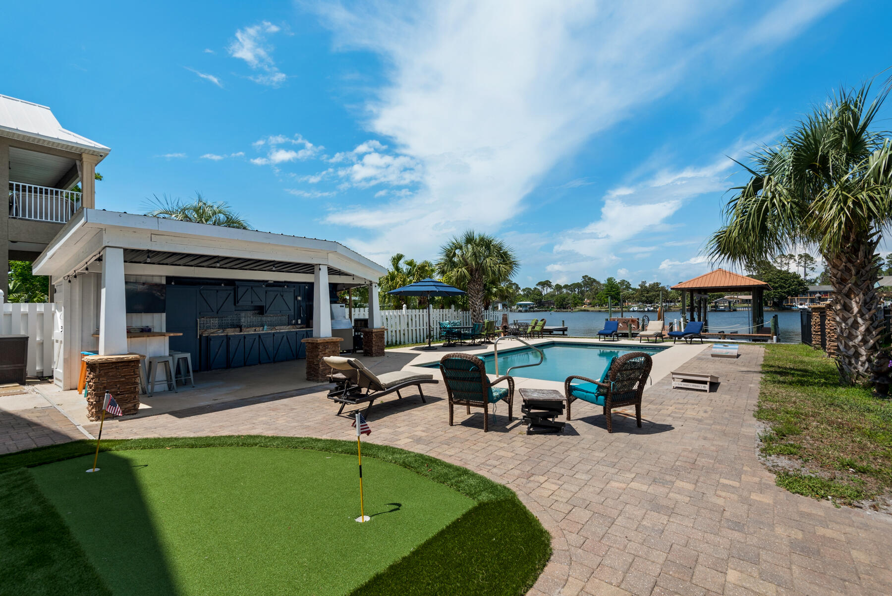 HOLIDAY BEACH - Residential