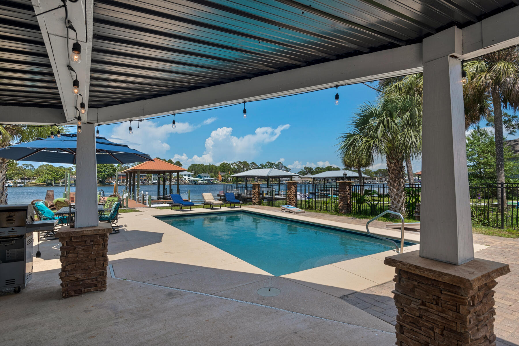 HOLIDAY BEACH - Residential