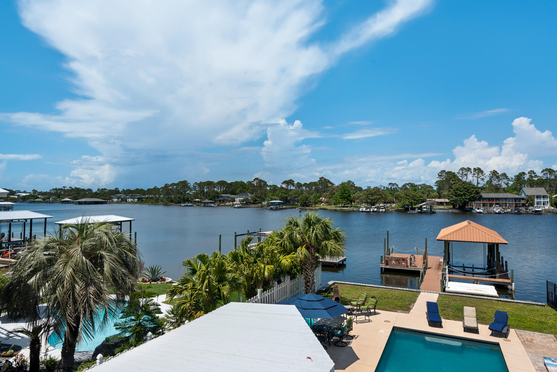 HOLIDAY BEACH - Residential