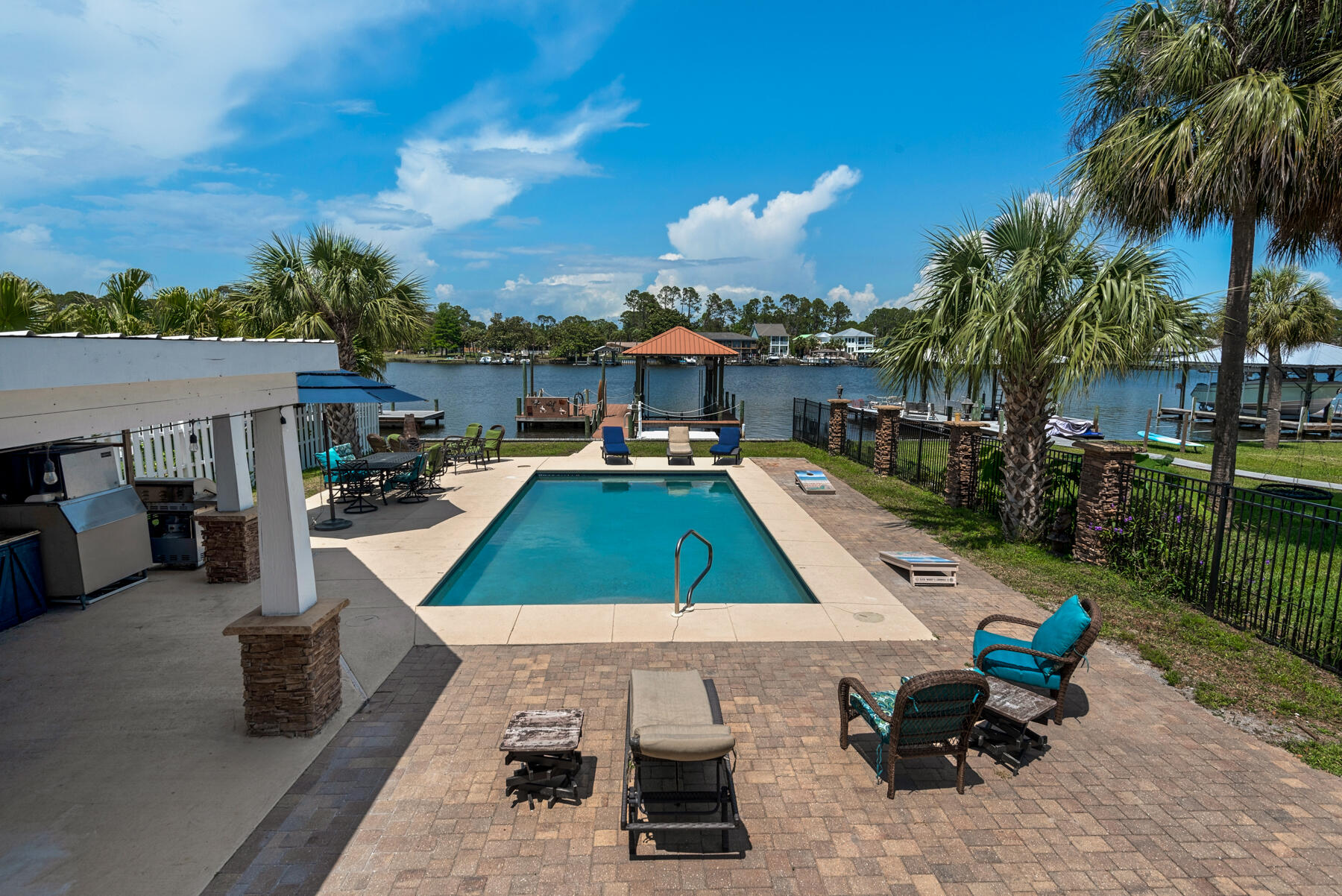 HOLIDAY BEACH - Residential