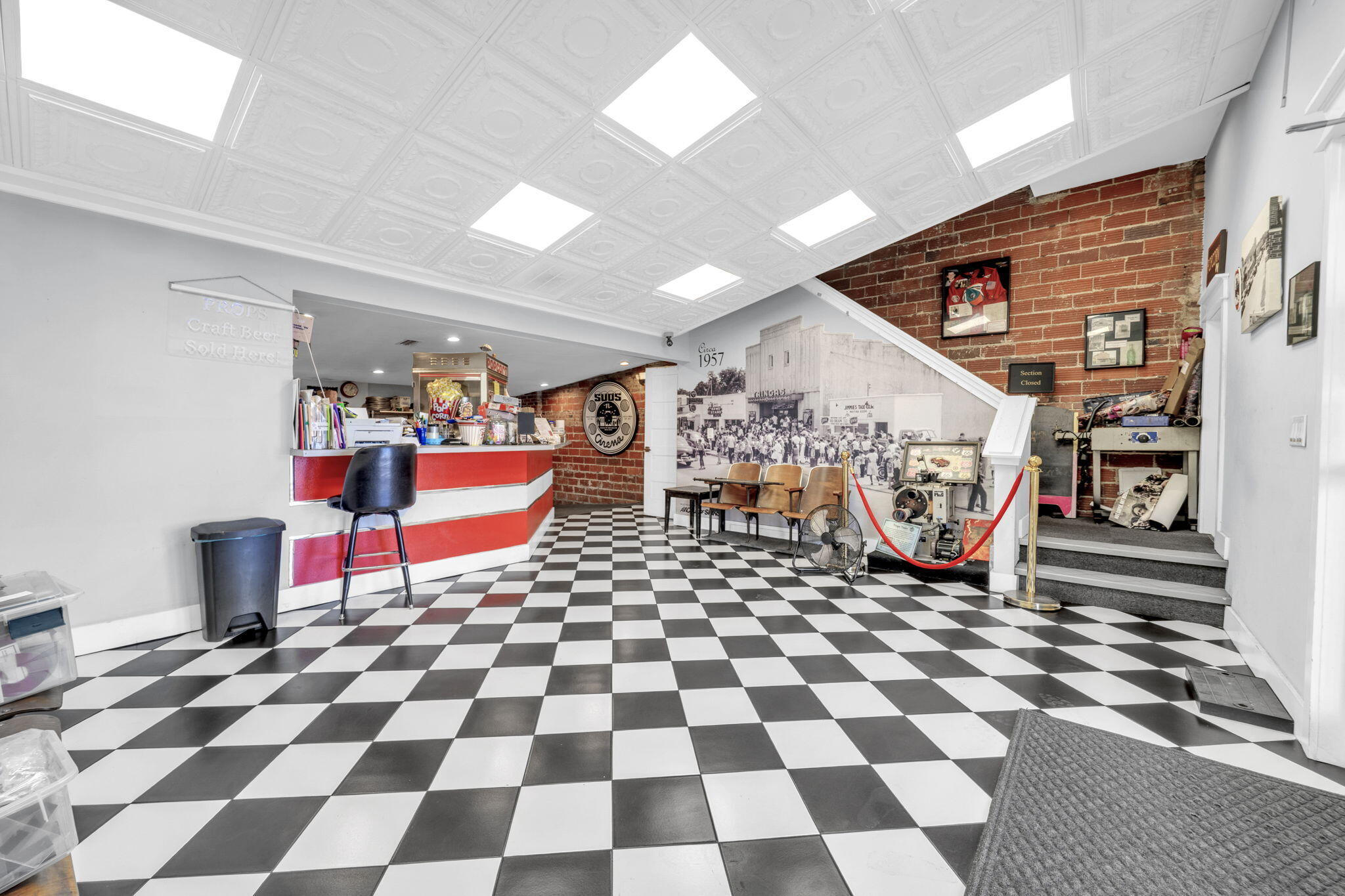 Main image without alt text