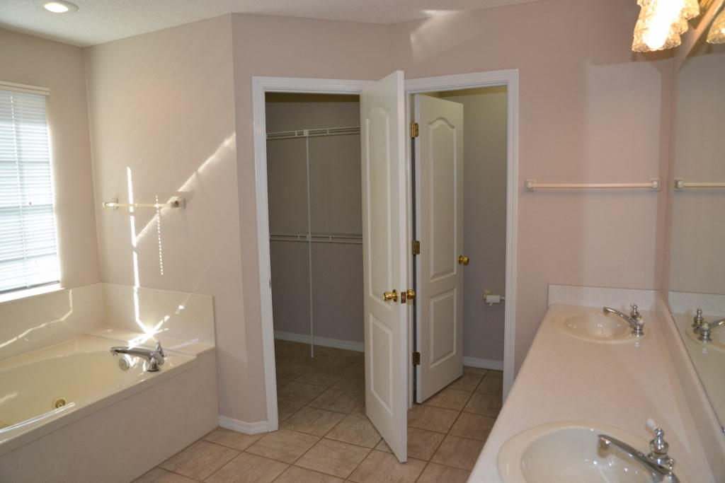 KENNEDY LAKE (UNRECORDED) - Residential