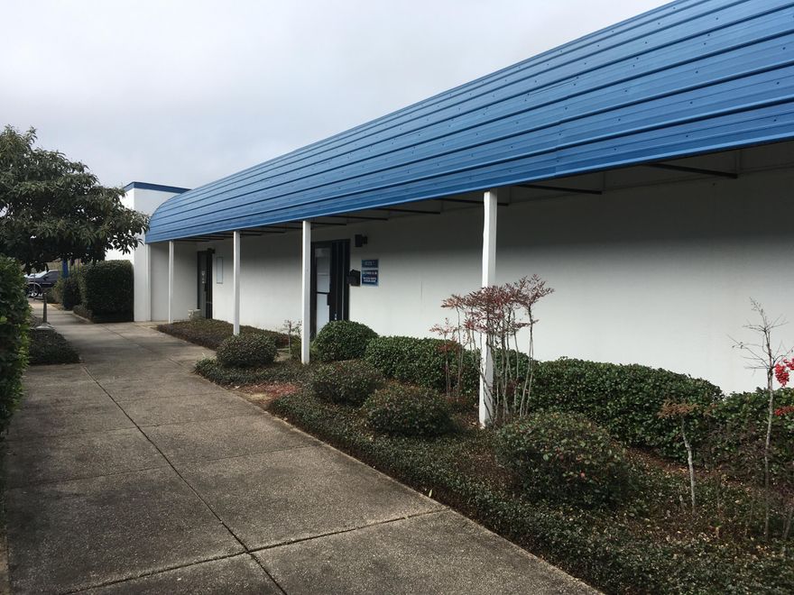 Located adjacent to the Twin Cities Medical Center! You just can't get an office any closer to the Hospital. Great floor plan with waiting room, reception area, breakroom, private exam rooms, and more.