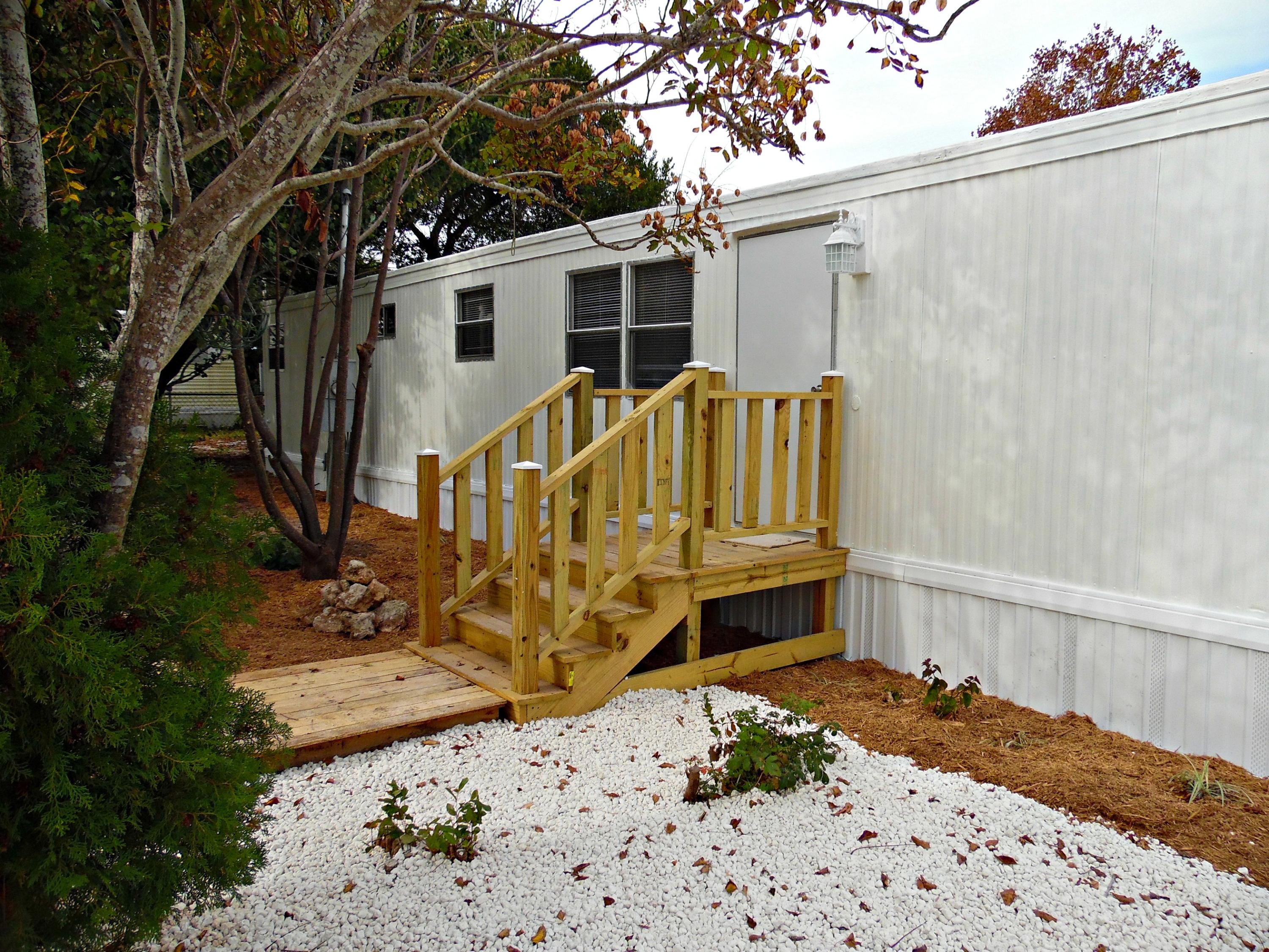 This super cute 2 bed/1 bath moblie home in Laguna Beach has the feel of a condo. Home is newly remodeled and only a block and a half from the beach. It would make a perfect beach getaway or rental opportunity