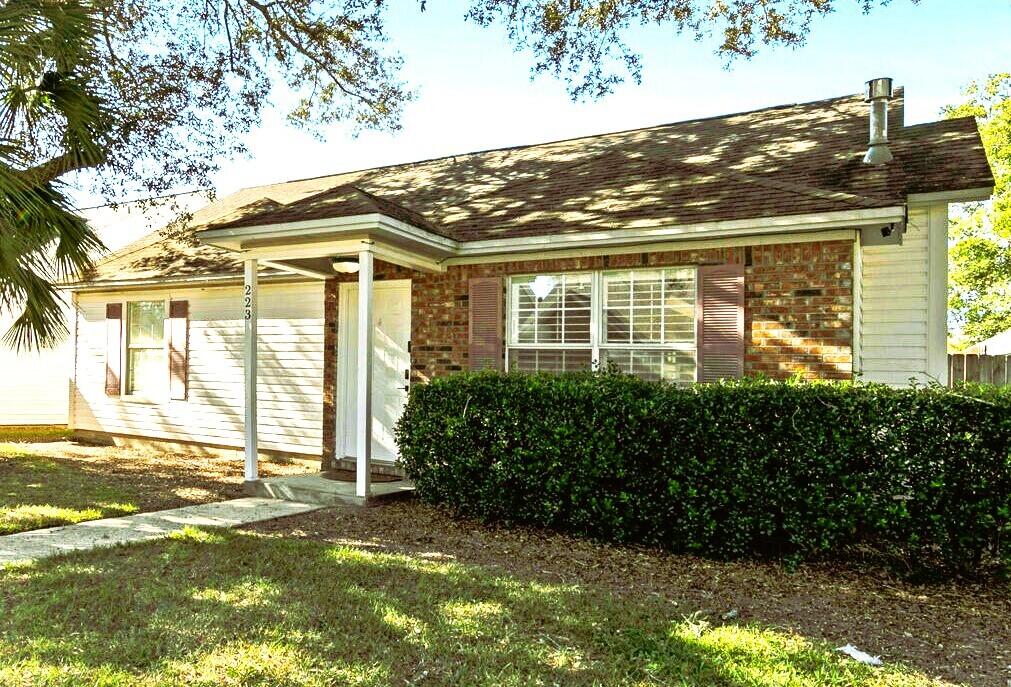 Wonderful open floor plan for this 3 bedroom 2 bath house.  This kitchen has been updated with custom cabinets, granite countertops, new high end Samsung Appliances, gas stove and a smart Refrigerator.   The house has plantation shutters, new bathroom vanities, LVP flooring and a pantry barn door.  This is a very sought after neighborhood, off the busy road only a few miles to Midbay Bridge, blocks from  Blue Water Elementary School.  Buyer to verify all pertinent details.