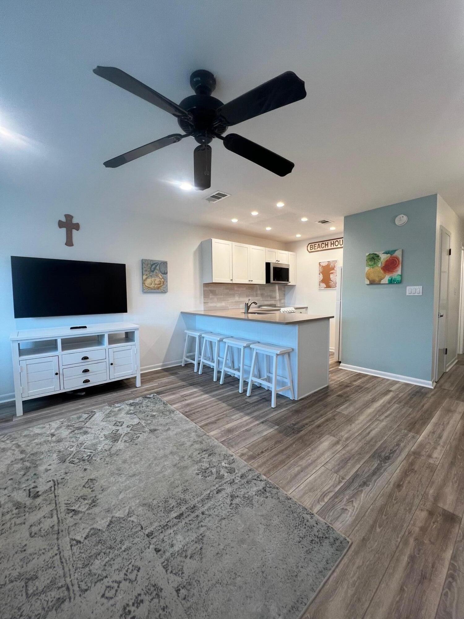 Recently renovated studio condo in Seagrove Beach. Conveniently located directly across street from Beach/access and nearby shops and restaurants.