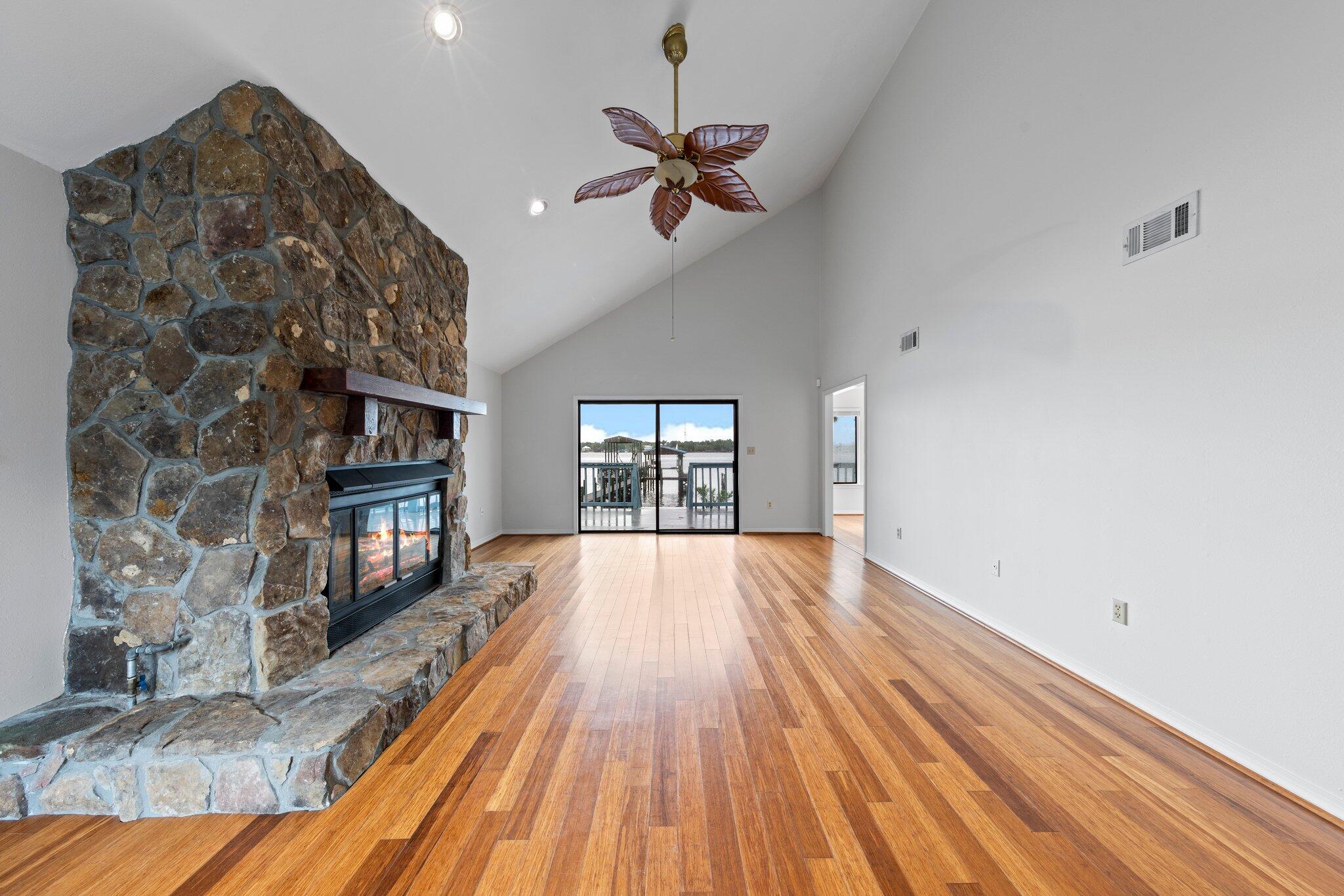 VALPARAISO PINECREST 6 - Residential Lease