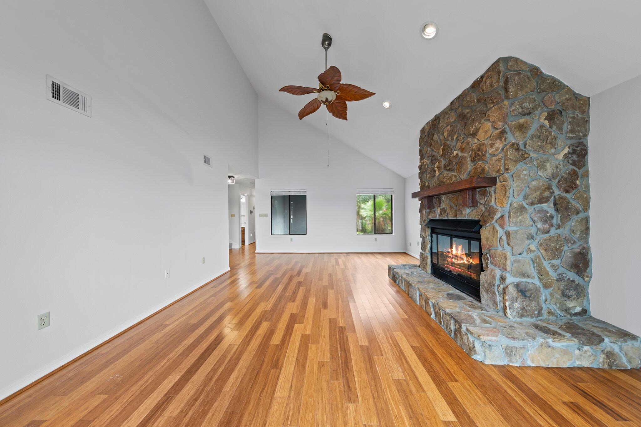 VALPARAISO PINECREST 6 - Residential Lease