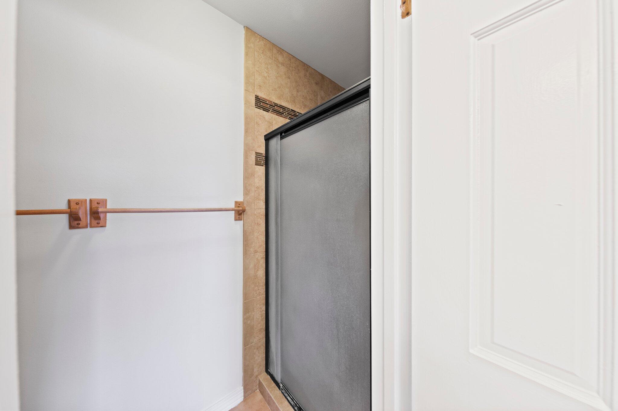 VALPARAISO PINECREST 6 - Residential Lease