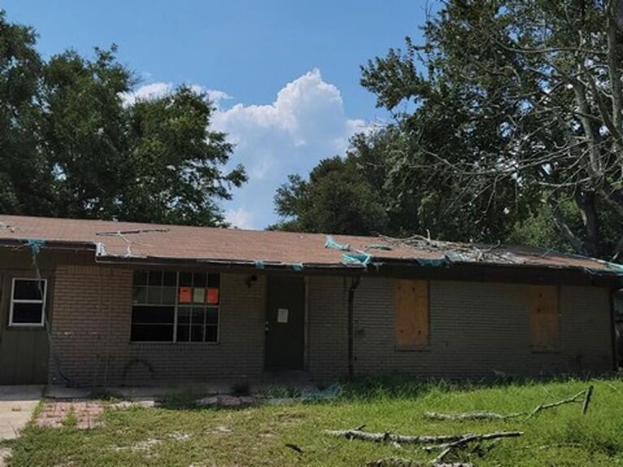 Three bedroom, 2 bath home in Ft Walton Beach. Just 3 miles from the gulf coasts beautiful white sandy beaches, hotels and activities.