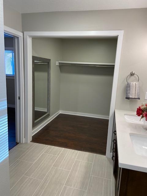 Country Club Est 1st lot 24 blk J - Residential