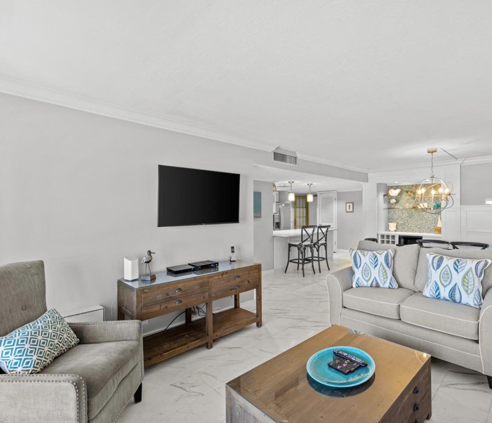 HOLIDAY SURF & RACQUET CLUB - Residential