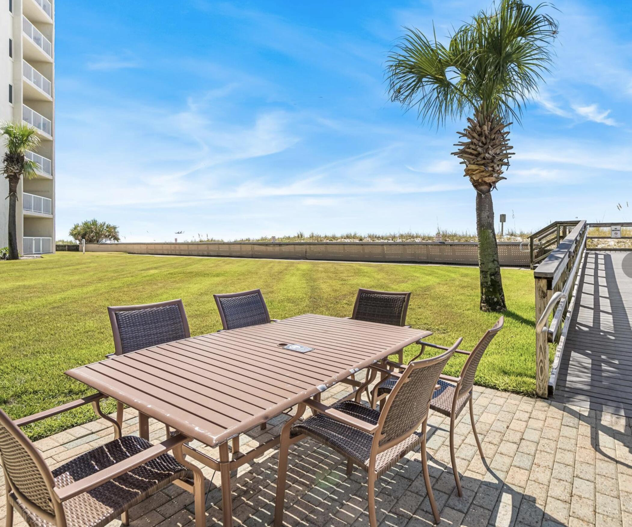 HOLIDAY SURF & RACQUET CLUB - Residential