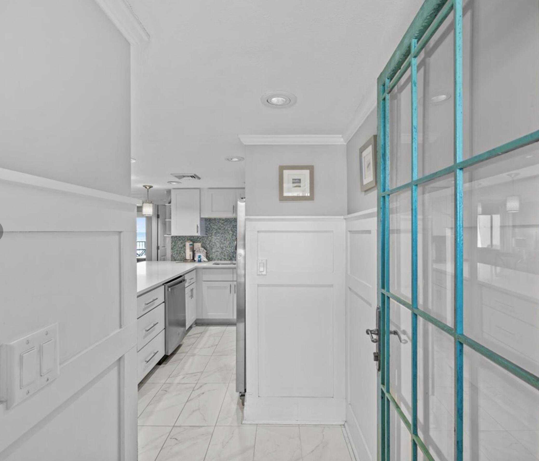 HOLIDAY SURF & RACQUET CLUB - Residential